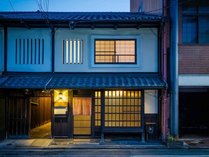 1階には京独特の街並みを創りだす「出格子」。隣接した路地と連続して風景を描く2階の「虫籠窓」。