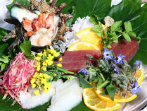 夕食◆伊豆産サザエ・焼津マグロ・高級ヒラメの盛り合わせ