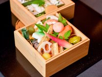 ご朝食「古都の玉手箱」色とりどりの本格的なおばんざいや丹波のコシヒカリなど、京の美味を詰め込みました