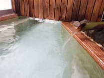 *大浴場/温泉のお湯は源泉かけ流し。湯温は約40℃。しっかりと温まれます。