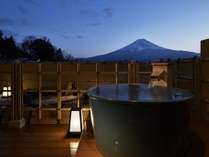【客室露天風呂】雄大な富士の眺めと共に寛ぎの湯浴みを