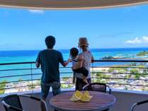 沖縄本島の中心「恩納村」の高台に建つヒルトップホテル。<BR>広いバルコニーからは西海岸の青い海を一望出来ます。<BR>リラックスできる雰囲気の中で「ウチナー・タイム」を満喫して下さい！