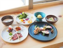 夕食一例。奈良県産の新鮮野菜、県内産食材を時間をかけて丁寧に仕立てたシェフおススメの内容