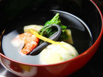 揖斐川丘苑の会席料理は旬の山菜や川魚をはじめとした　本格的な日本料理をお楽しみ頂けます。