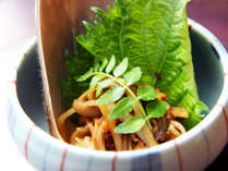 揖斐川丘苑の会席料理は旬の山菜や川魚をはじめとした　本格的な日本料理をお楽しみ頂けます。
