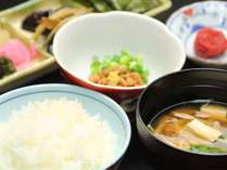 納豆、なめこ汁、ご飯。身体にやさしい　和朝食です。