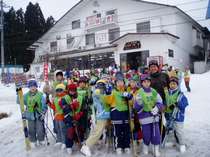 玄関よりスキーで滑れます。子供たちのスキー教室にも最適です。