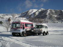 駐車場までの送迎用の雪上車、どんな雪でもグングン進みます。