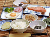 【食事】朝食。自家栽培米と田舎のおいしい野菜たっぷりの和朝食です。