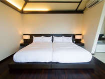 【ベッドルーム】セミダブルベッドを寄り合せたハリウッドツイン仕様のベッドルームはローベッドも好評です