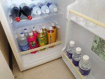*【客室】冷蔵庫には様々な種類のドリンクをご用意しております。毎日補充いたします。
