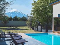 富士山を真正面に臨むプール 写真