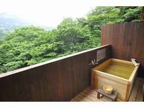 緑に囲まれた客室露天風呂。全露天浴槽１ｍｘ１．５ｍの総檜造り