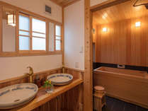 各階に洗面・浴室・お手洗い。香り高い檜風呂は心身ともに癒してくれます。
