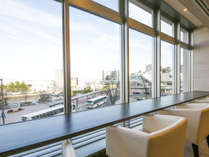 3Fホテルラウンジは、大きな窓から景色が眺められる。ホット一息ティータイムも♪