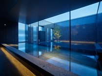 ・女性大浴場【夜】ライトアップされた幻想的な水景を眺めながらお過ごしください。