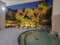 洋風風呂露天。庭園を眺めながらご湯っくり。