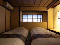 ２階には和室が２部屋あり、お布団でお休み頂きます。朝には障子から柔らかな光が差し、心地よくお目覚め。