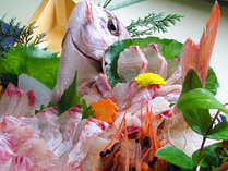 【ご夕食一例】新鮮な魚貝類をどーんと盛り付けた舟盛