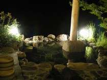夜の「紗羅の木」専用露天風呂、満点の星空を眺めながらの温泉をお楽しみいただけます。