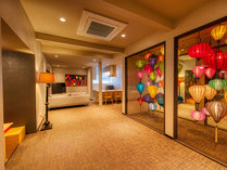 【客室】カップル・ファミリー・女子会に人気のランタンで彩られたお部屋。