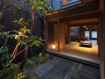 日本家屋らしい風情ある坪庭。縁側に腰掛け、優雅な時間をお過ごし下さい。