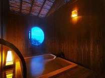 【貸切露天風呂（あまてらす）】プライベート感覚を重視し、木の温もりを感じる空間に。丸窓は開閉自由。