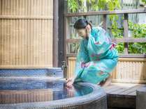 【貸切露天風呂（せいげつ）】伊豆熱川温泉の良質な天然温泉をかけ流し。湯めぐりを楽しんでください。