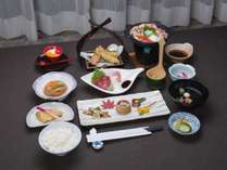 *【ご夕食】ヘルシー陶板焼きや旬の食材を使用したどこか懐かしい和食の温泉会席料理です。