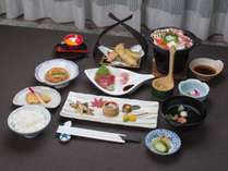*【ご夕食】ヘルシー陶板焼きや旬の食材を使用したどこか懐かしい和食の温泉会席料理です。