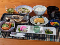 *【朝食】焼魚に箱根そば、季節の豆腐料理など、朝にぴったりのお食事をご用意しております。