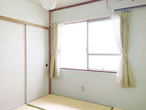 【和室2（個室）】　1名～2名でご宿泊できます。明るく風が通り抜ける和室。エアコンは無料です
