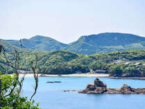 ・【三宇田浜】天然白砂の浜とエメラルドグリーンに輝く海は、まるで南国のよう
