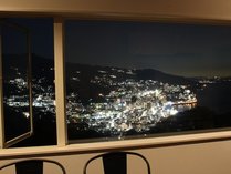展望窓から眺めた熱海市街中心部の夜景。日本夜景１００選の夜景です。