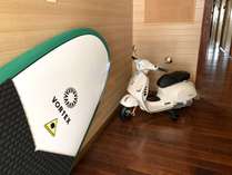 SUPとVespa(模型)が皆さんをお出迎え 写真