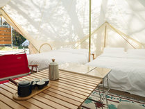 ・【テント内一例】ダブルベッドを設置。柔らかな陽光が降り注ぎます