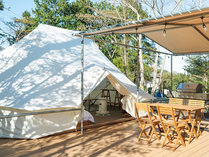 ・【外観】ウッドデッキの上に設置されたテントで快適にグランピング体験 写真