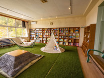 #図書室_大小様々なイベントに現れる移動図書館「paradise　books」が監修する図書室です。