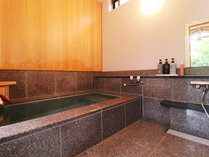 別館_半露天になるお風呂は飯坂の名湯を贅沢に源泉掛け流しで楽しめます。　