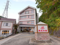 *外観/山や川に囲まれた落ち着いた雰囲気の中、滞在をお楽しみください  写真