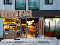 外観。1Fはカフェバー「Hids'　cafe　&　bar」