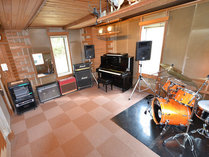 おまかせスタジオ（13畳）◆自分の楽器を持ち込むだけで練習に集中して打ち込めます♪