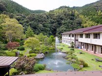 山々に囲まれ、静かに噴水の音だけが響く日本庭園。ここでは時間がゆっくり流れます。
