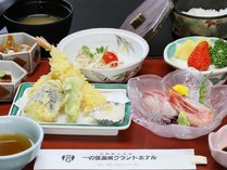 天ぷらとお刺身がついたお膳。お食事少なめがよい方におすすめです♪