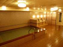 光明石温泉　大浴場・・・イオン化作用の強いとされる薬石「光明石」を使用した大浴場です。
