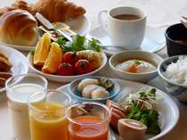 一日の始まりにホタテの刺身、おこっぺ牛乳などの地元食材が並ぶ朝食をお召し上がり下さい。