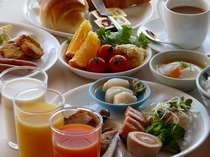 一日の始まりにホタテの刺身、おこっぺ牛乳などの地元食材が並ぶ朝食をお召し上がり下さい。
