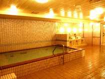 光明石温泉　大浴場・・・イオン化作用の強いとされる薬石「光明石」を使用した大浴場です。