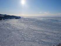 【知床八景】プユニ岬　白く見えるのはオホーツク海に浮かぶ流氷です
