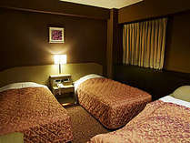 おかえりなさい！優しい至福の空間・・落着きのある客室デザイン、ベッドは軽い羽布団を使用